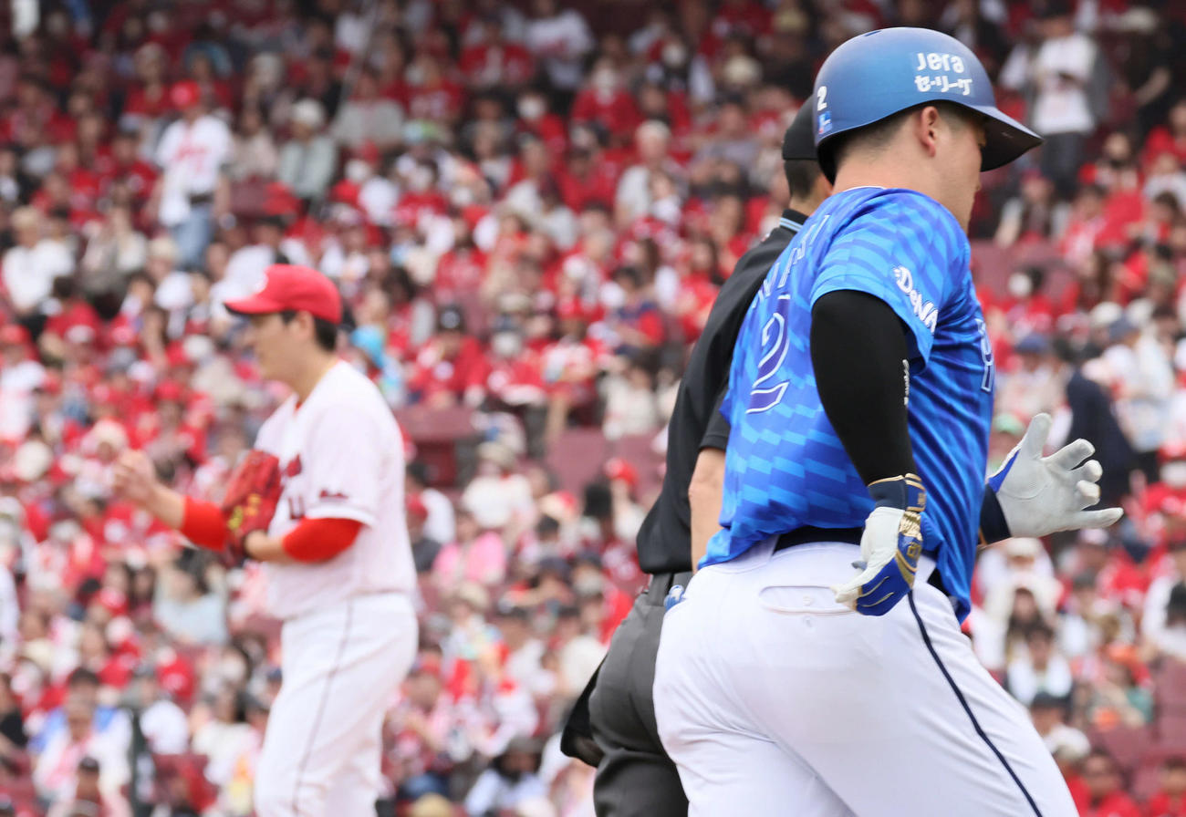 広島対DeNA 6回表DeNA1死一塁、牧に左越え2点本塁打を浴びた九里（撮影・加藤孝規）