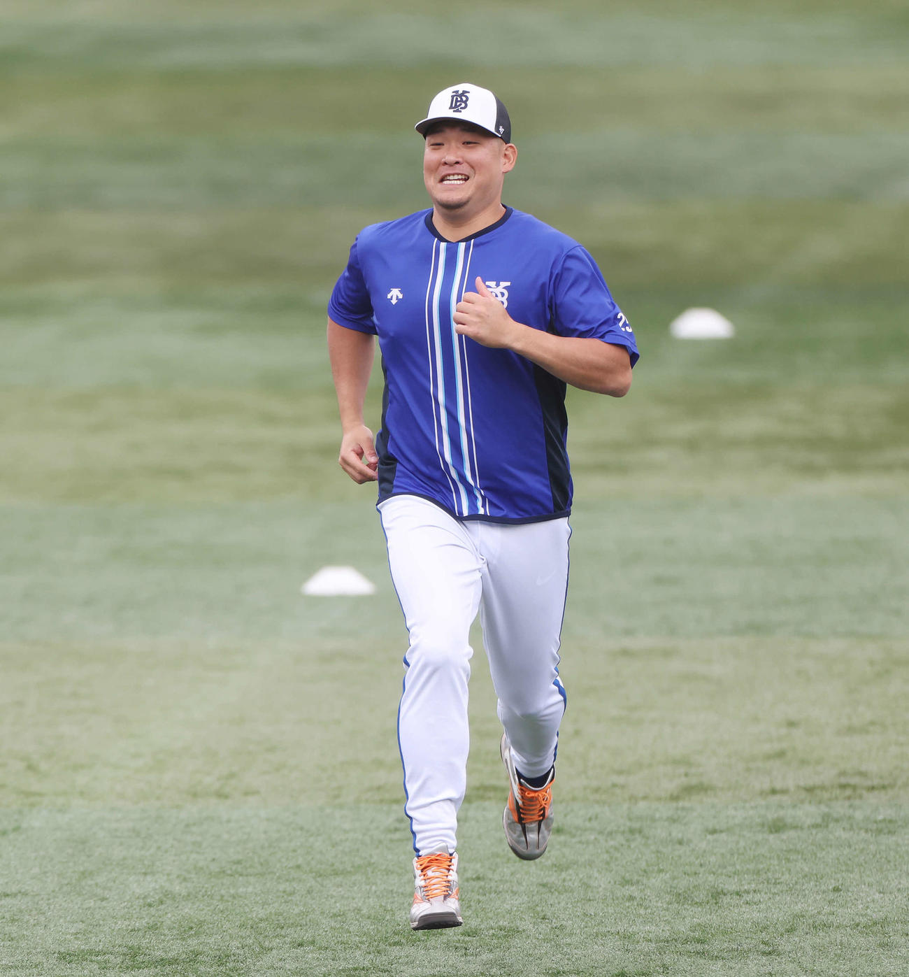 DeNA対ヤクルト　試合前、笑顔で走るDeNA筒香（撮影・宮地輝）
