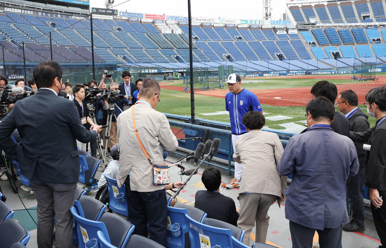 DeNA対ヤクルト　試合前、大勢の報道陣に囲まれながら質問に答えるDeNA筒香（撮影・宮地輝）