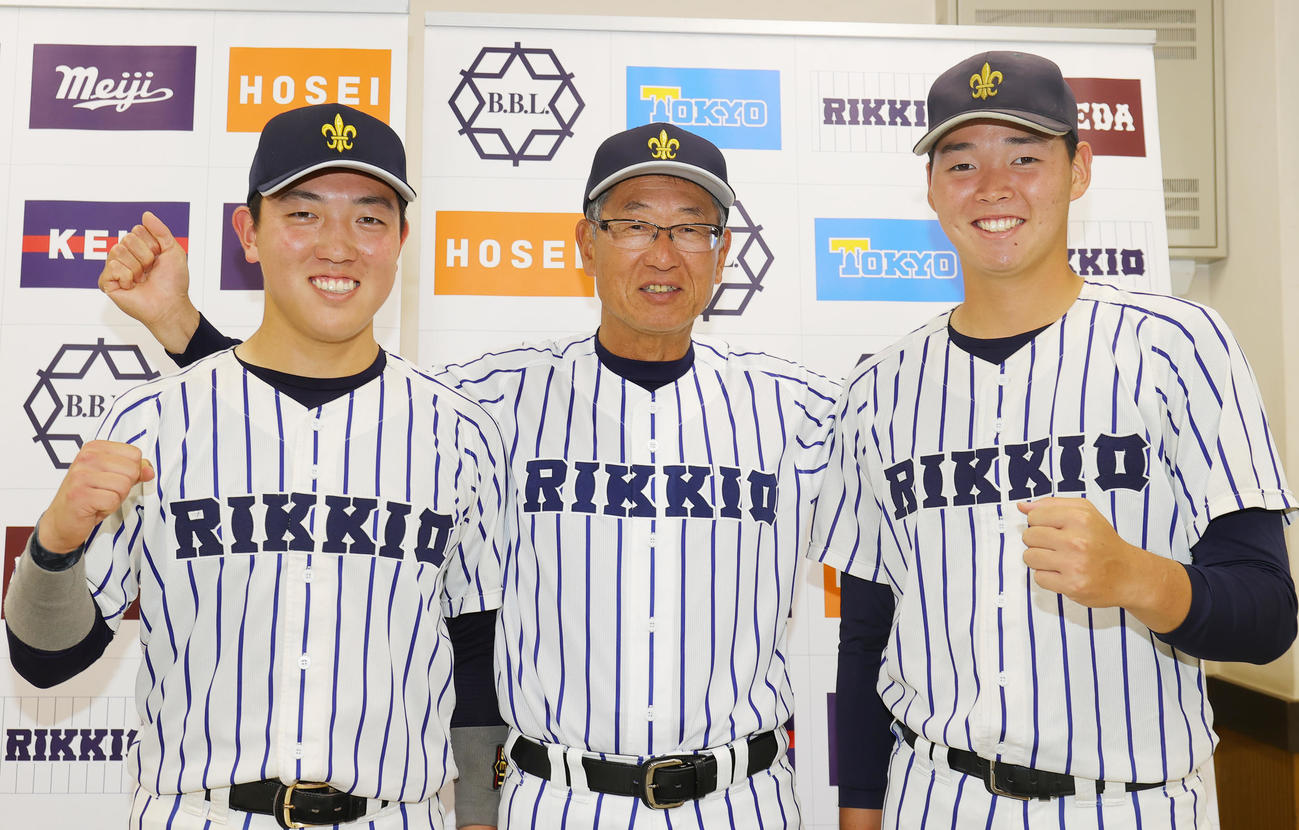慶大対立大　7－5で勝利し、慶大戦の連敗を20で止め喜ぶ、左から立大・小林隼、木村監督、小畠（撮影・野上伸悟）