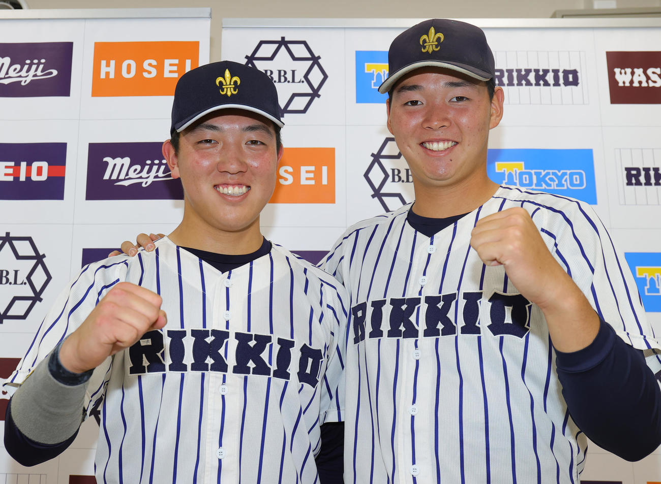 慶大対立大　7－5で勝利し、慶大戦の連敗を20で止め喜ぶ、左から立大・小林隼、小畠（撮影・野上伸悟）