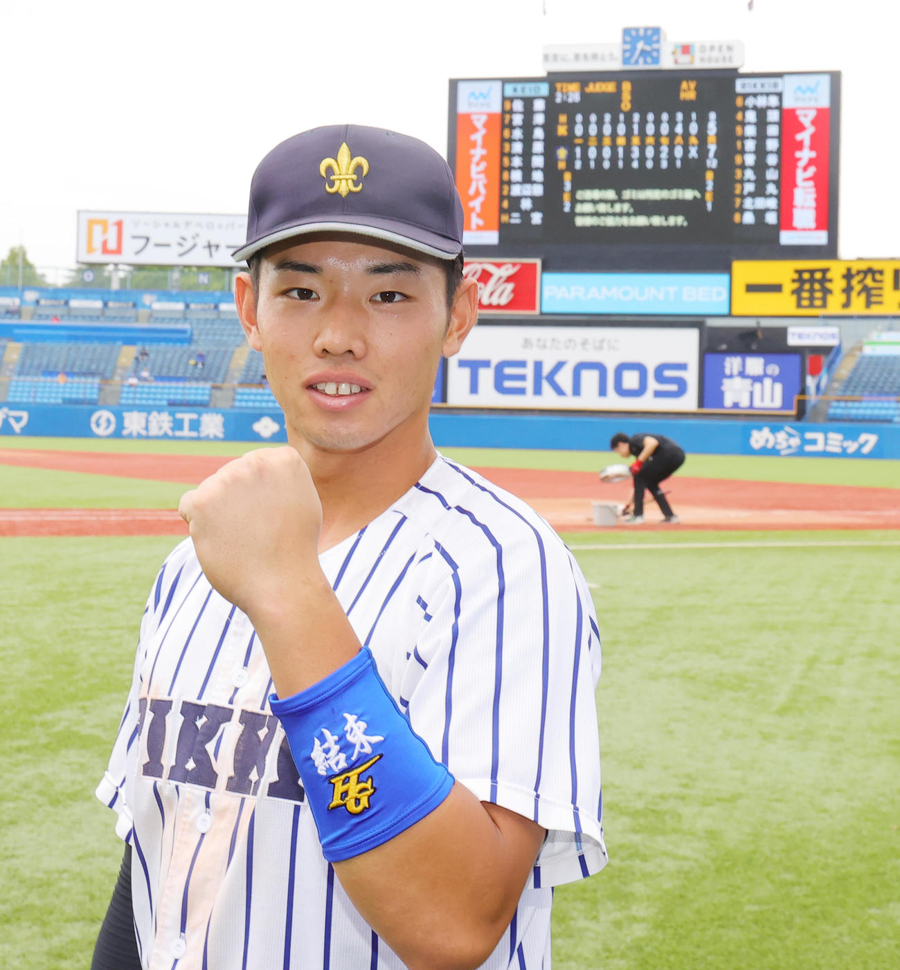 慶大対立大　本塁打の立大・菅谷は、結束と刺しゅうが入ったリストバンドを手にガッツポーズ（撮影・野上伸悟）