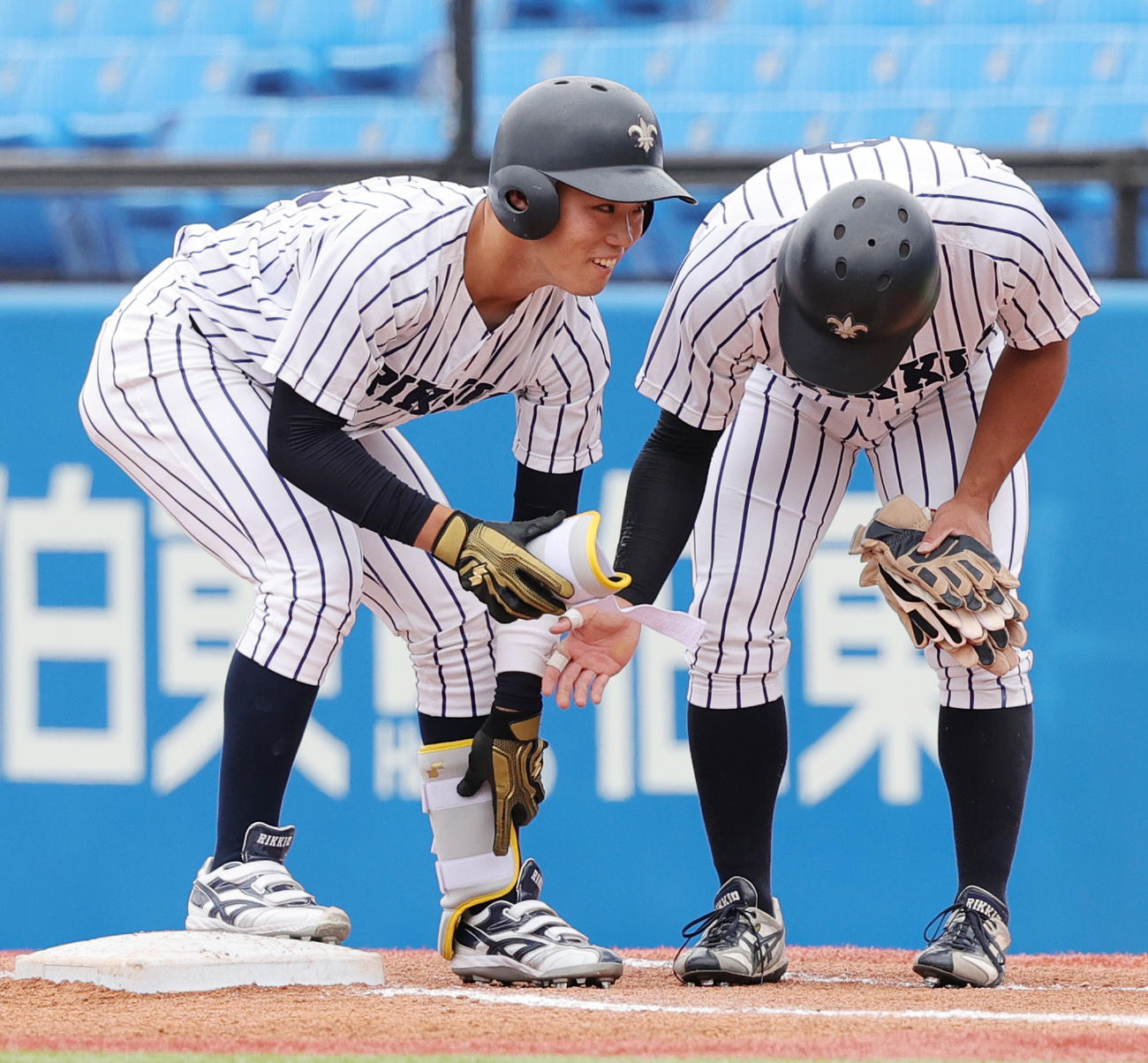 慶大対立大　1回裏立大2死三塁、左前先制適時打を放ち笑顔の西川（撮影・野上伸悟）