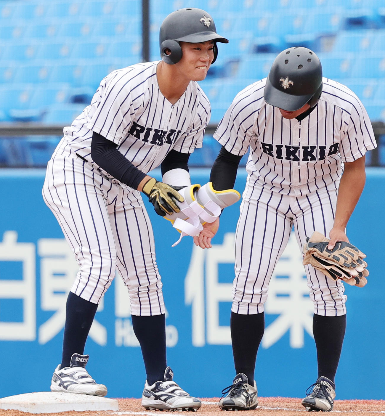 慶大対立大　1回裏立大2死三塁、左前先制適時打を放ち笑顔の西川（撮影・野上伸悟）