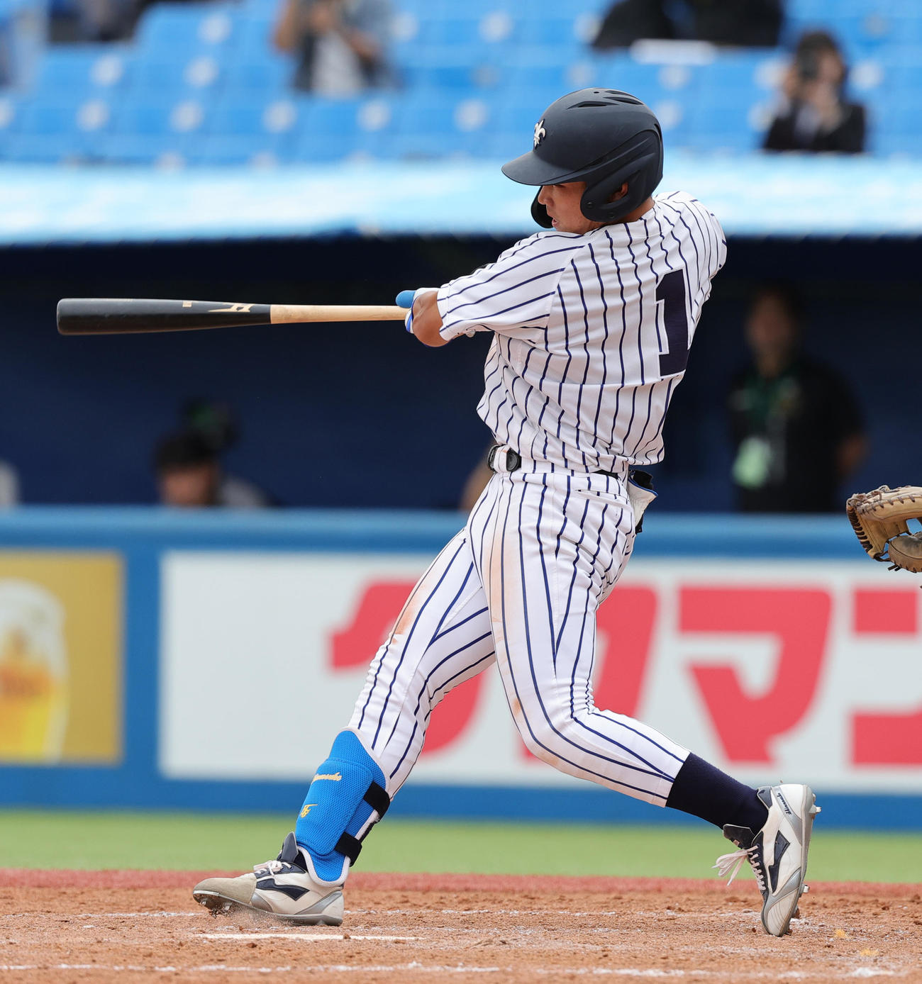 慶大対立大　4回裏立大2死、右越え本塁打を放つ菅谷（撮影・野上伸悟）