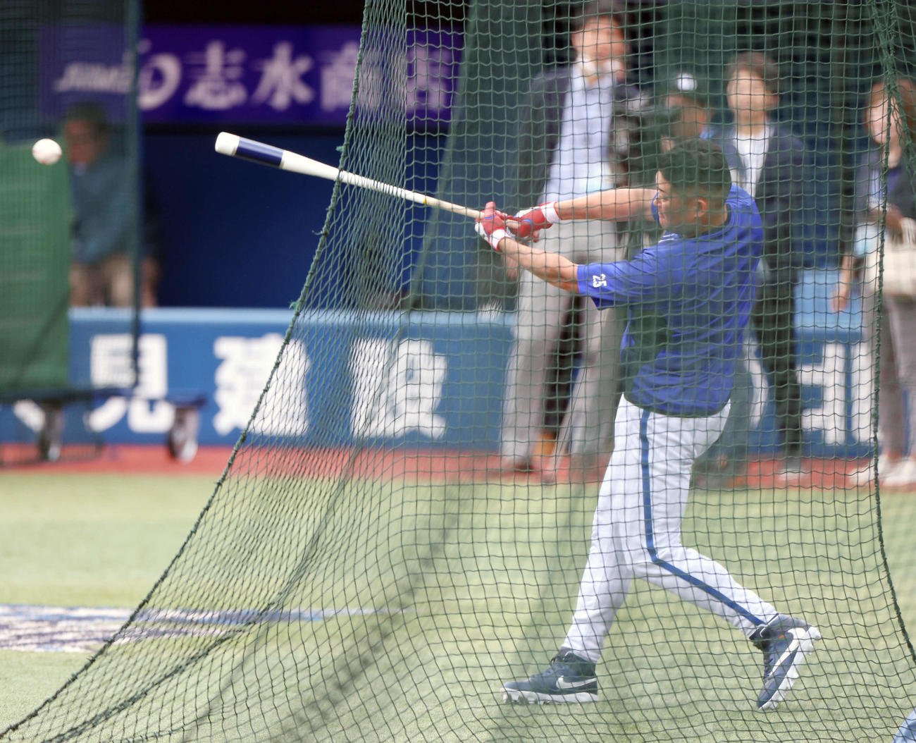 DeNA対ヤクルト　試合前、ノックを打つDeNA筒香（撮影・宮地輝）