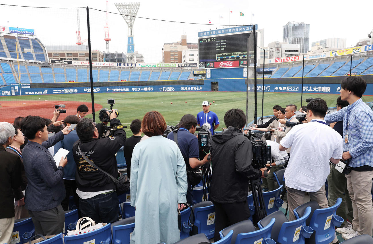 DeNA対ヤクルト　試合前、大勢の報道陣に囲まれながら質問に答えるDeNA筒香（撮影・宮地輝）