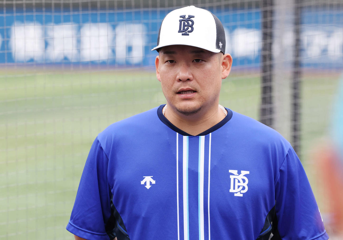 DeNA対ヤクルト　試合前、記者の質問に答えるDeNA筒香（撮影・宮地輝）