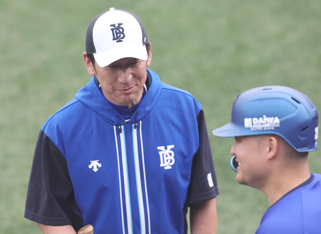 DeNA対ヤクルト　試合前、DeNA筒香（右）と笑顔を見せる三浦監督（撮影・宮地輝）