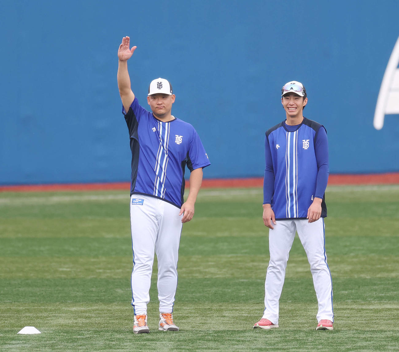 DeNA対ヤクルト　試合前、スタートの合図を出すDeNA筒香。右は度会（撮影・宮地輝）