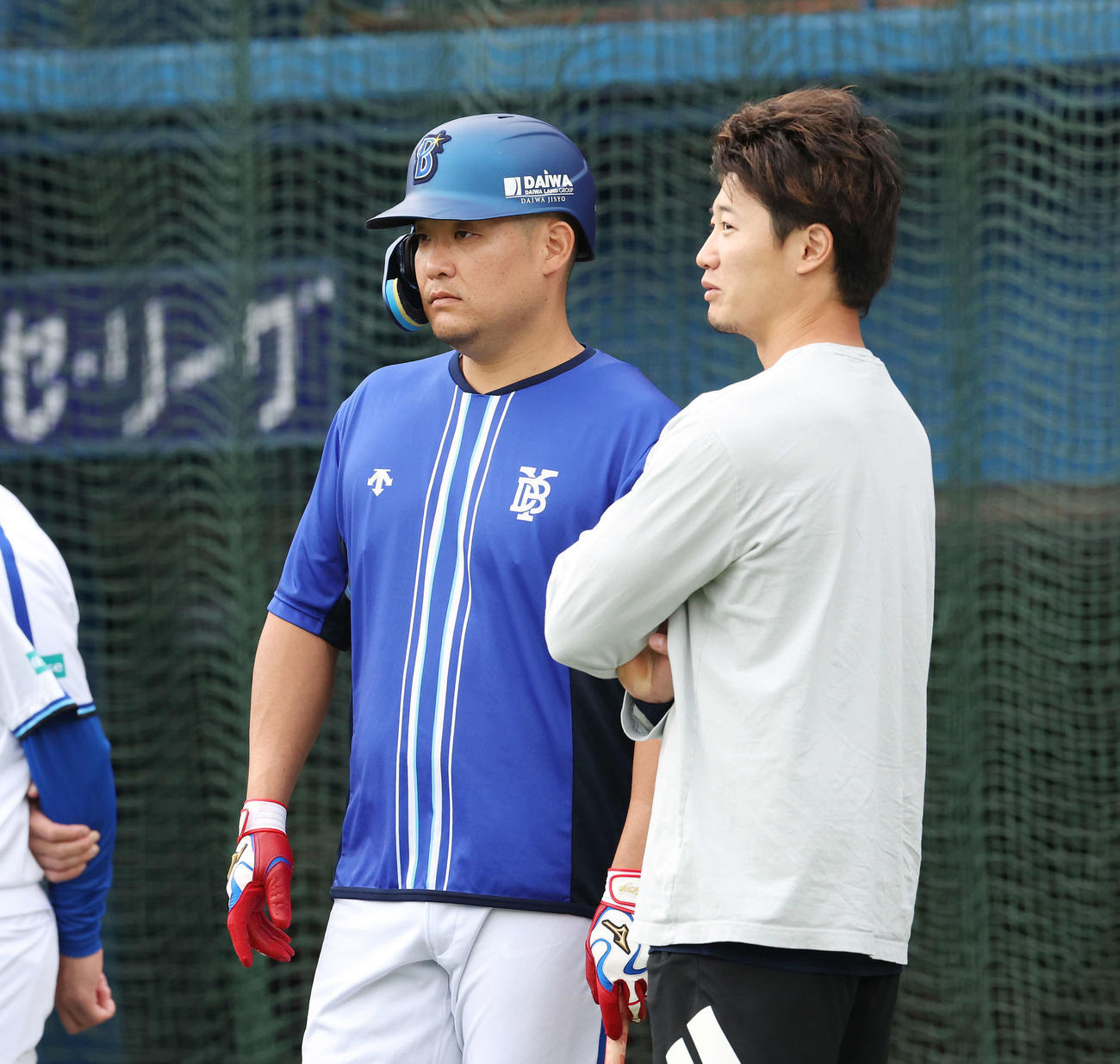 DeNA対ヤクルト　試合前、会話を交わすDeNA筒香（左）とヤクルト西川（撮影・宮地輝）