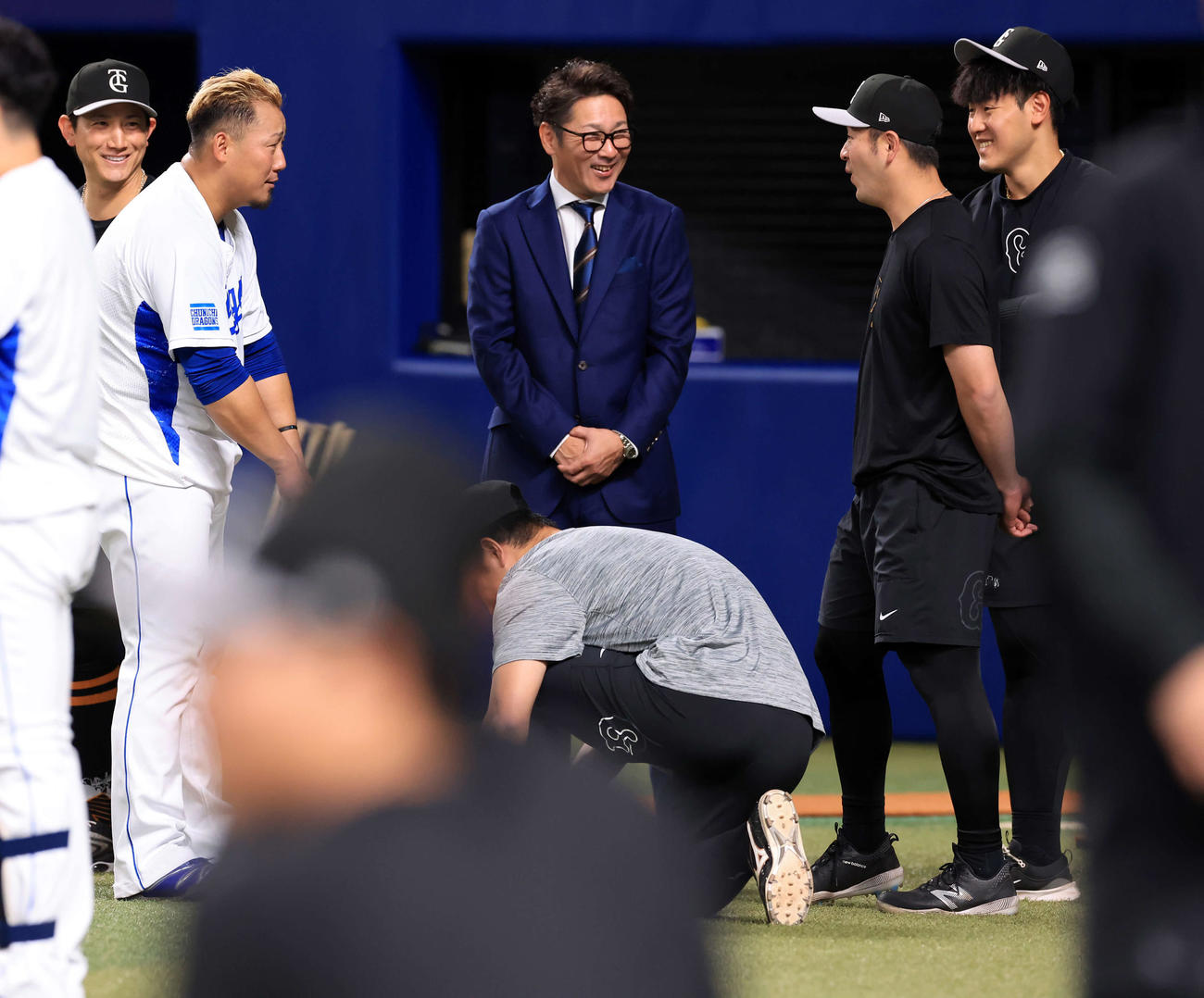 中日対巨人　試合前、中日中田（左）と談笑する巨人岡本和（右）ら。中央は元木大介氏（撮影・浅見桂子）