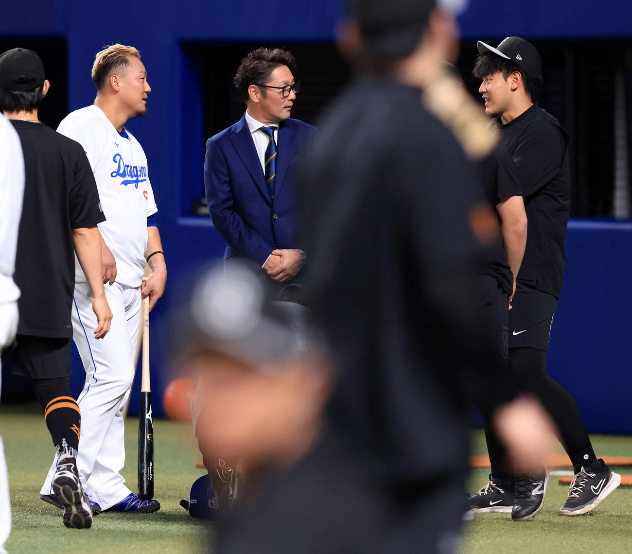 中日対巨人　試合前、中日中田（左）と談笑する巨人岡本和（右）ら。中央は元木大介氏（撮影・浅見桂子）