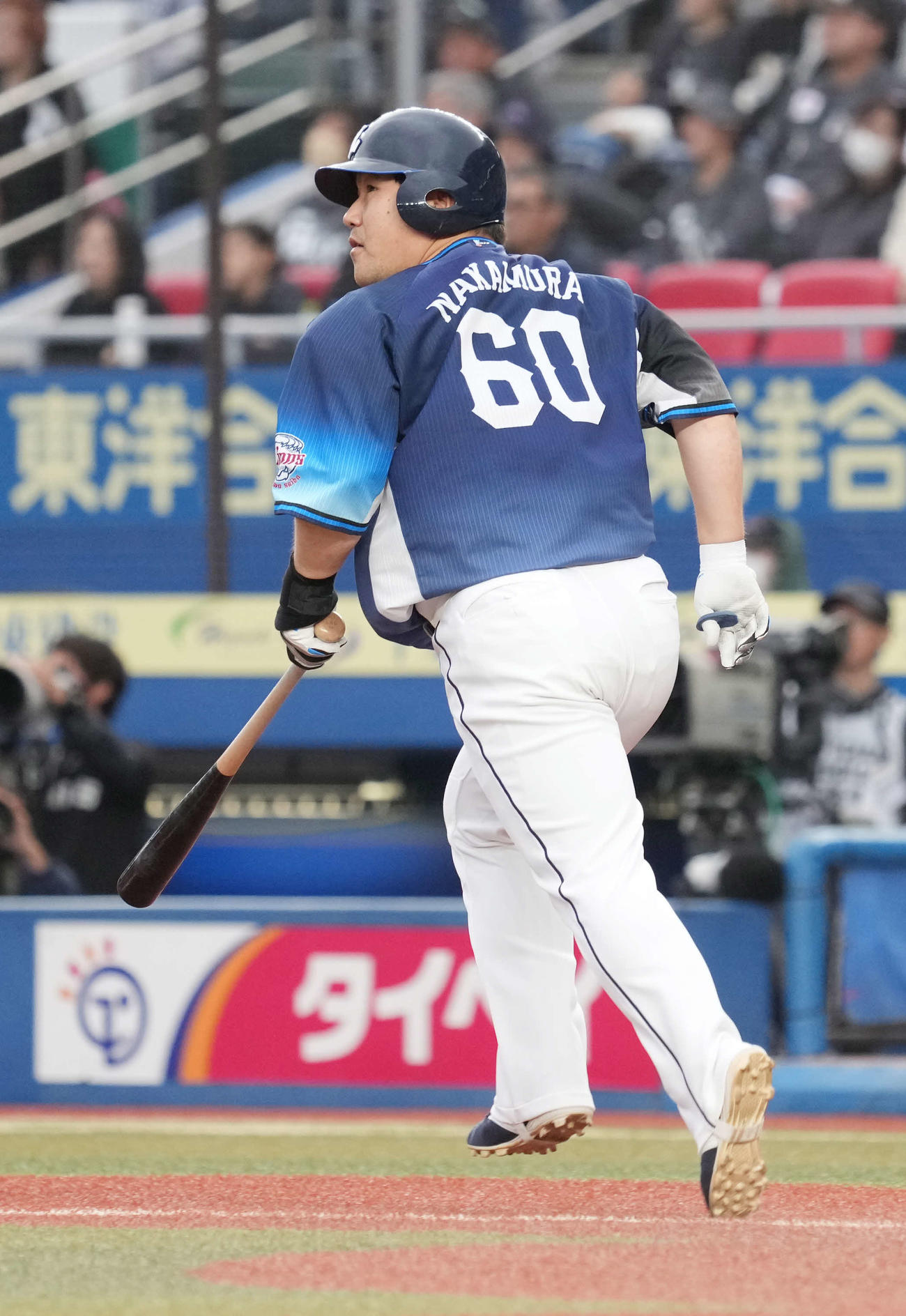 ロッテ対西武　9回表西武無死、中村剛は左越えにソロ本塁打を放つ（撮影・小沢裕）