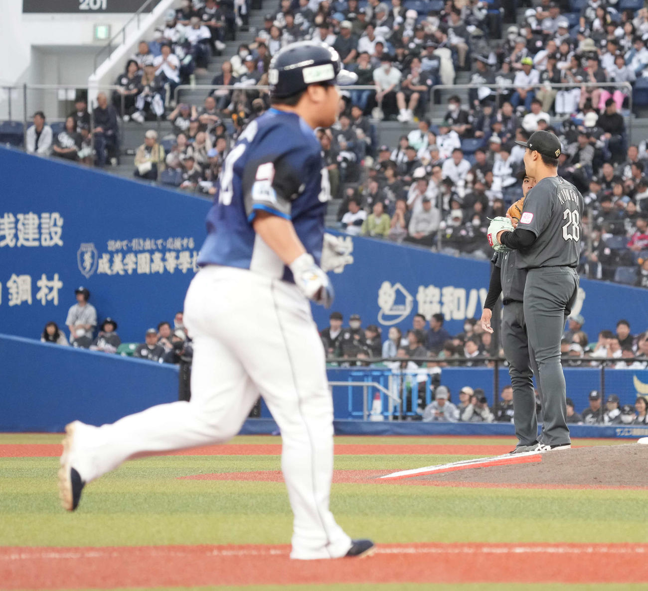 ロッテ対西武　9回表西武無死、ロッテ菊地（右）は中村剛に左越えのソロ本塁打を許す（撮影・小沢裕）