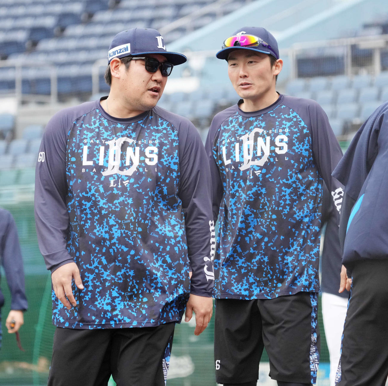 ロッテ対西武　試合前の練習に臨む西武中村剛（左）と源田（撮影・小沢裕）