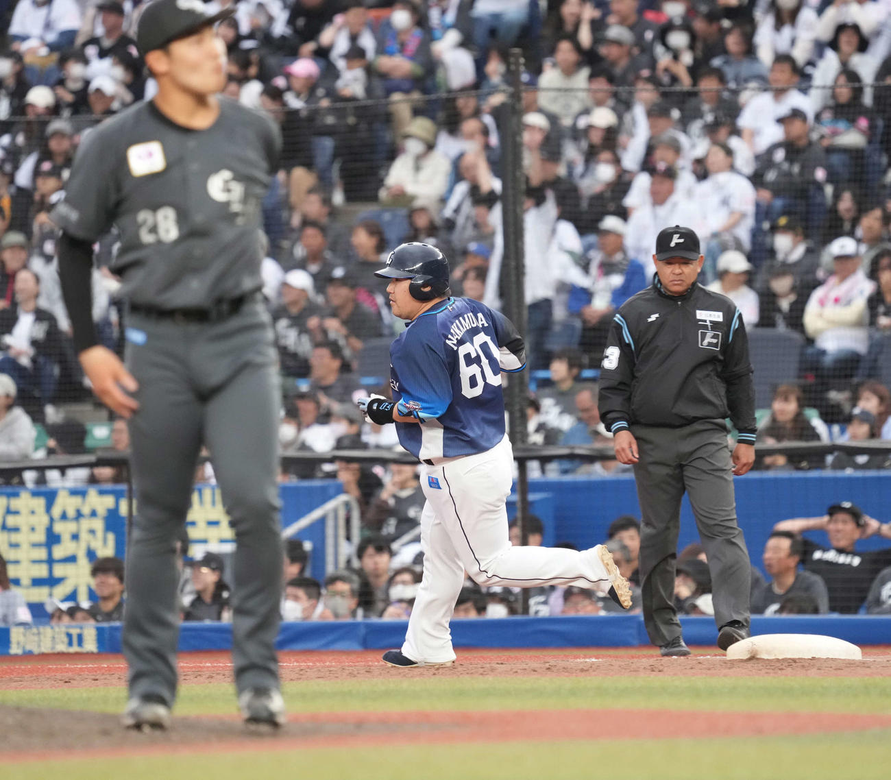 ロッテ対西武　9回表西武無死、中村剛はロッテ3番手菊地（左）から左越えにソロ本塁打を放つ（撮影・小沢裕）