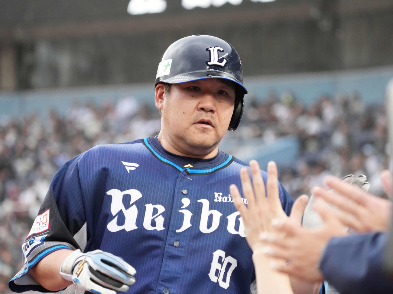 ロッテ対西武　9回表西武無死、中村剛は左越えにソロ本塁打を放ちベンチのナインの祝福を受ける（撮影・小沢裕）