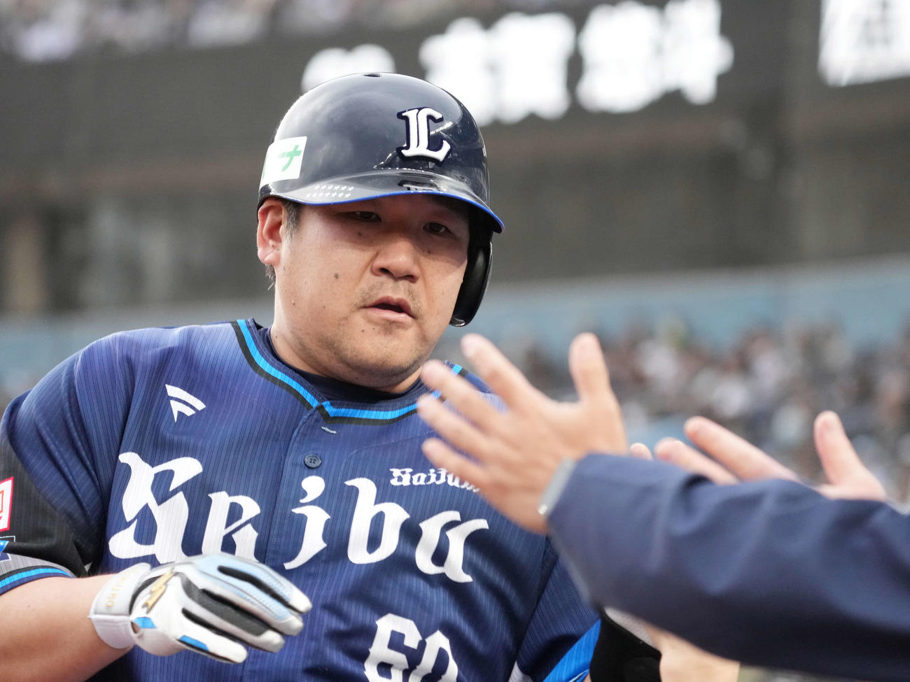 ロッテ対西武　9回表西武無死、中村剛は左越えにソロ本塁打を放ちベンチのナインの祝福を受ける（撮影・小沢裕）