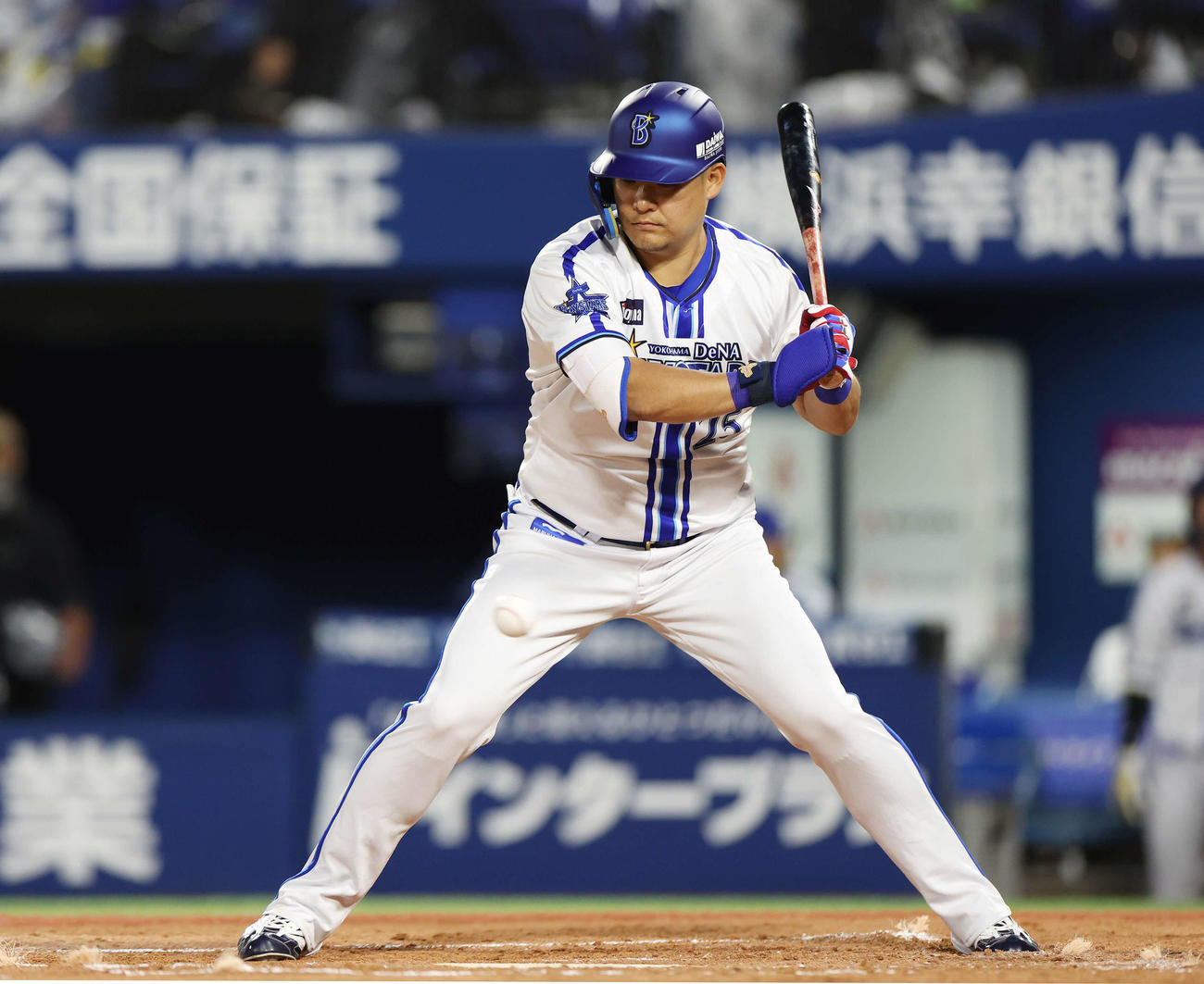 DeNA対ヤクルト　2回裏DeNA1死二塁、四球を選ぶ筒香（撮影・宮地輝）