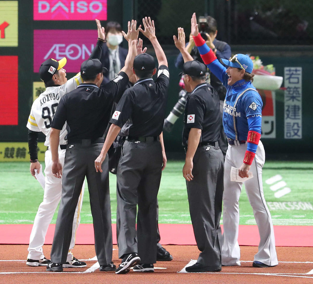 ソフトバンク対日本ハム　メンバー表交換時、審判員と気持ちを合わせる小久保監督（左）と新庄監督（撮影・梅根麻紀）