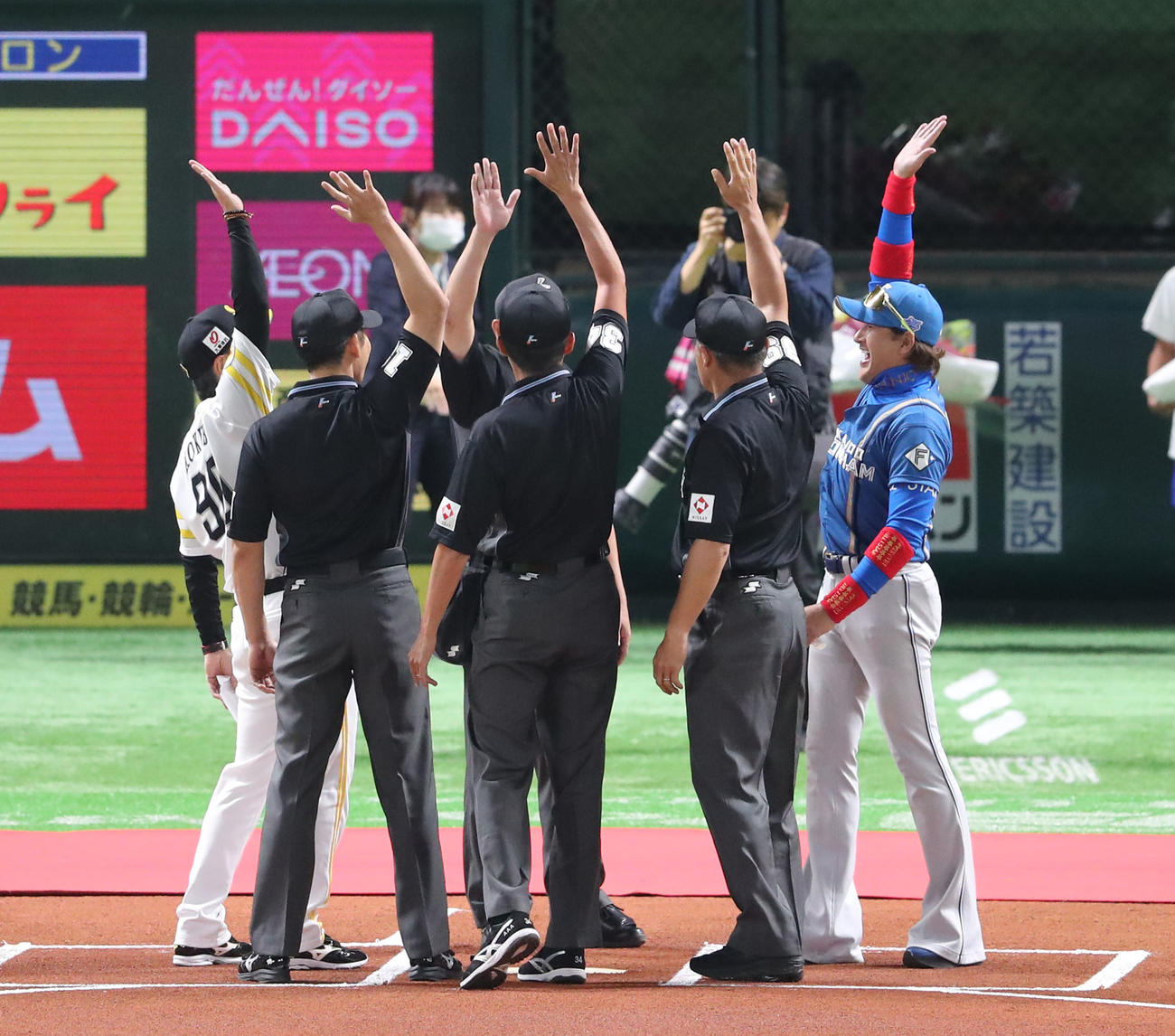 ソフトバンク対日本ハム　メンバー表交換時、審判員と気持ちを合わせる小久保監督と新庄監督（撮影・梅根麻紀）