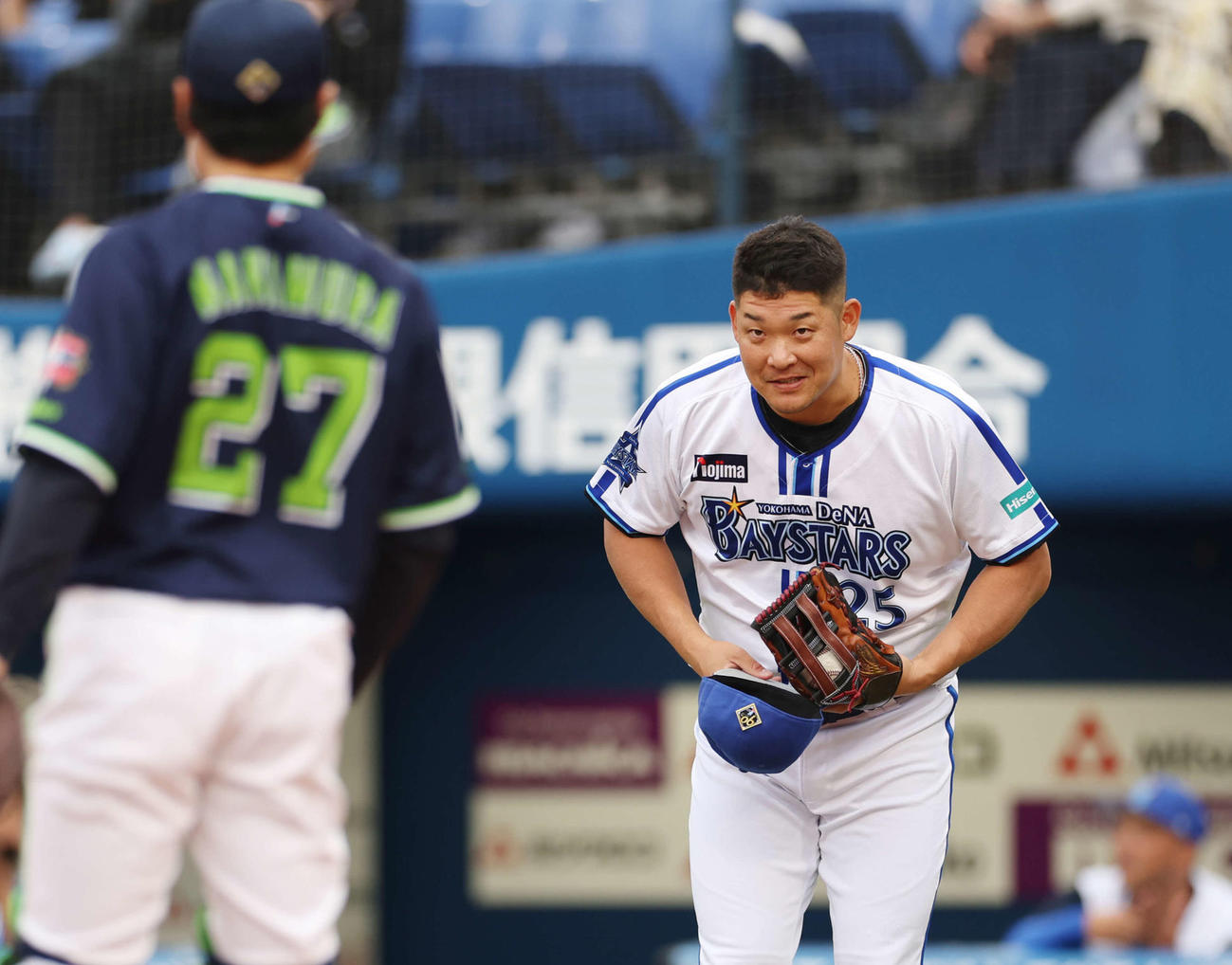 DeNA対ヤクルト　試合前、ヤクルト中村（左）にあいさつするDeNA筒香（撮影・宮地輝）