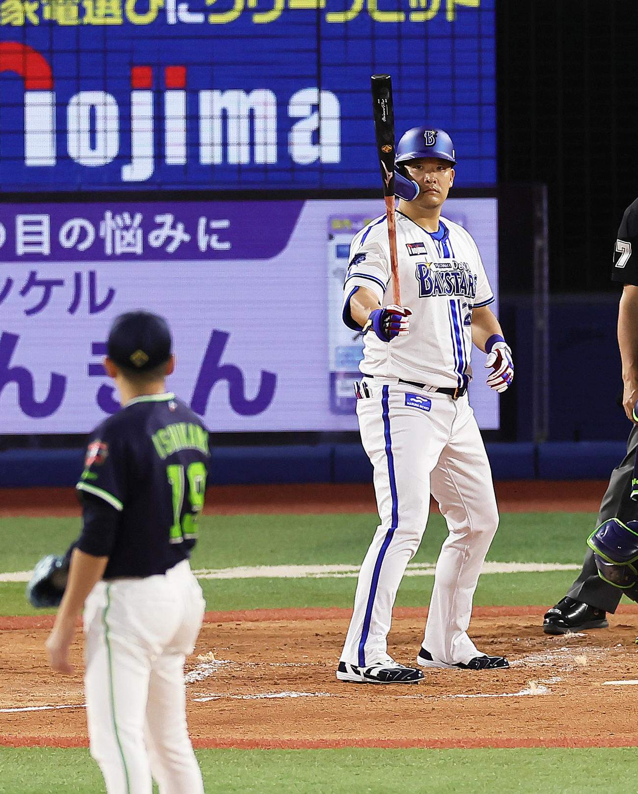 DeNA対ヤクルト　2回裏DeNA1死二塁、打席に立つ筒香。投手石川（撮影・足立雅史）