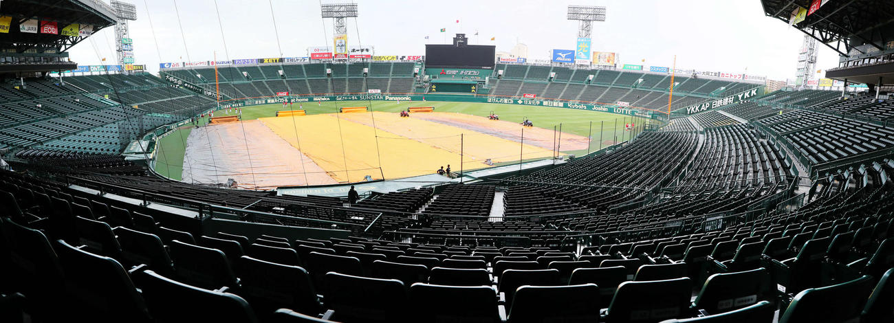阪神対広島　GW最終日、甲子園のグラウンドにはシートが敷き詰められていたが、夜間の降雨が予想され開門を前に中止が発表された（撮影・宮崎幸一）