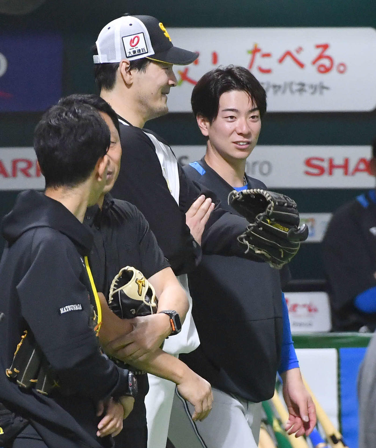 ソフトバンク対日本ハム　試合前、日本ハム松本剛（右）と話すソフトバンク有原（撮影・岩下翔太）
