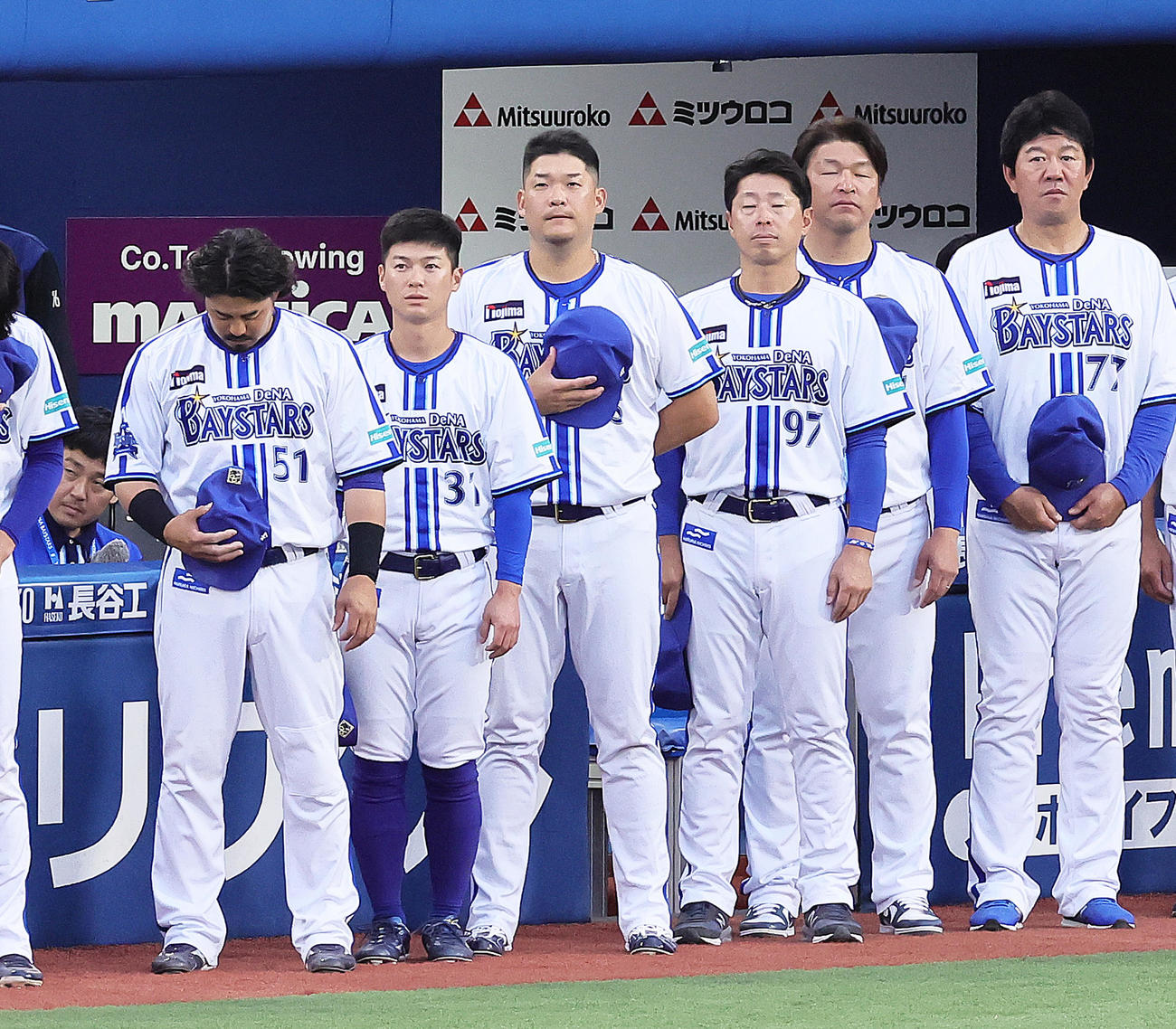 試合前、君が代斉唱に臨むDeNA筒香（左から3人目）ら（撮影・足立雅史）