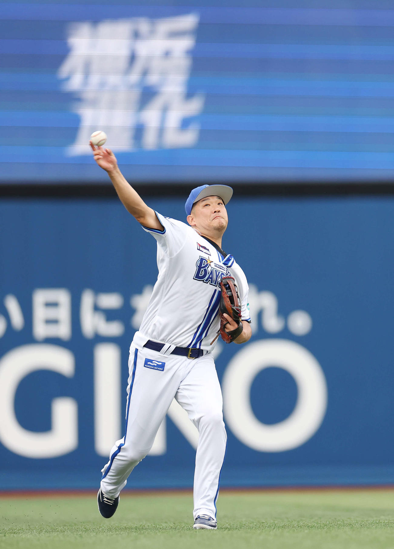 DeNA対ヤクルト　試合前ノックを受け、送球するDeNA筒香（撮影・宮地輝）