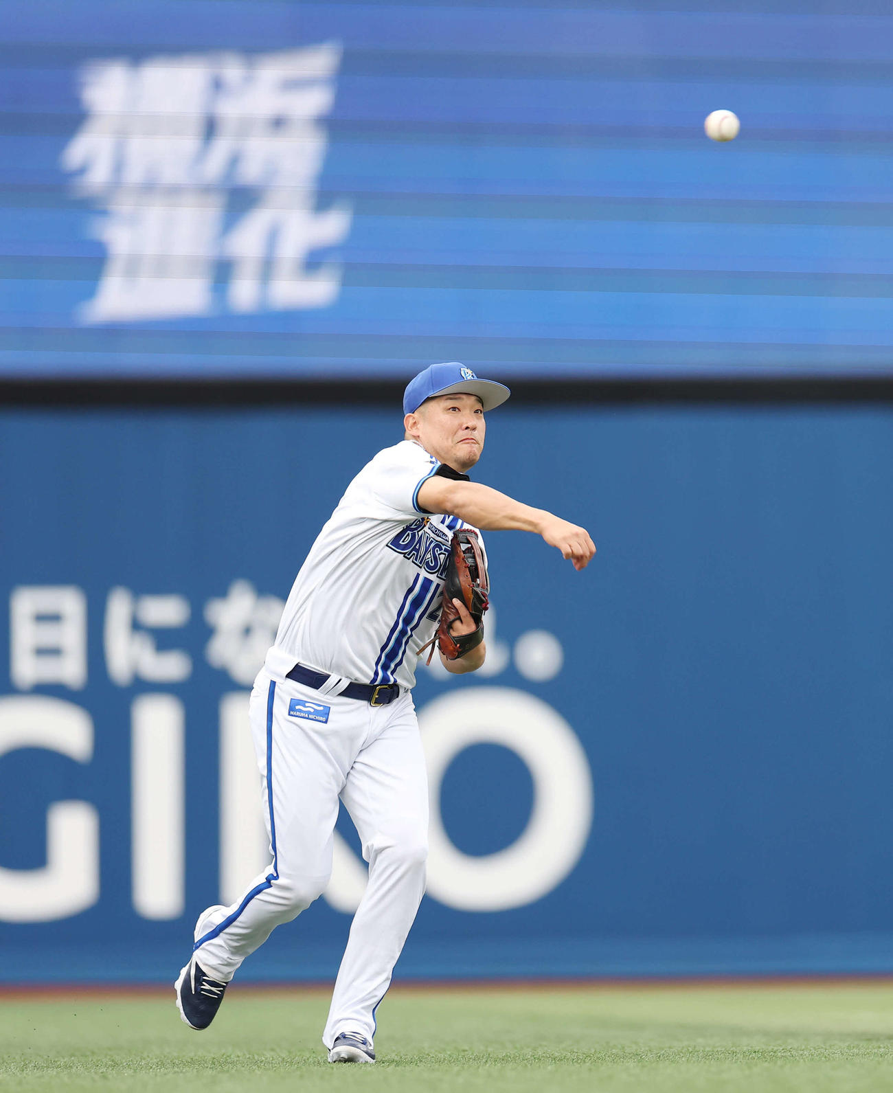 DeNA対ヤクルト　試合前ノックを受け、送球するDeNA筒香（撮影・宮地輝）