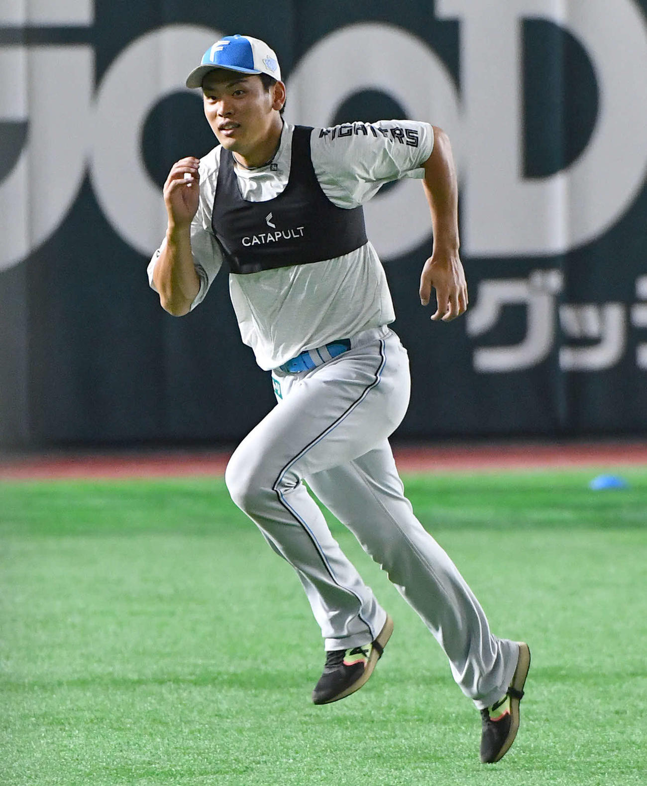 ソフトバンク対日本ハム　ウオーミングアップを行う野村（撮影・岩下翔太）