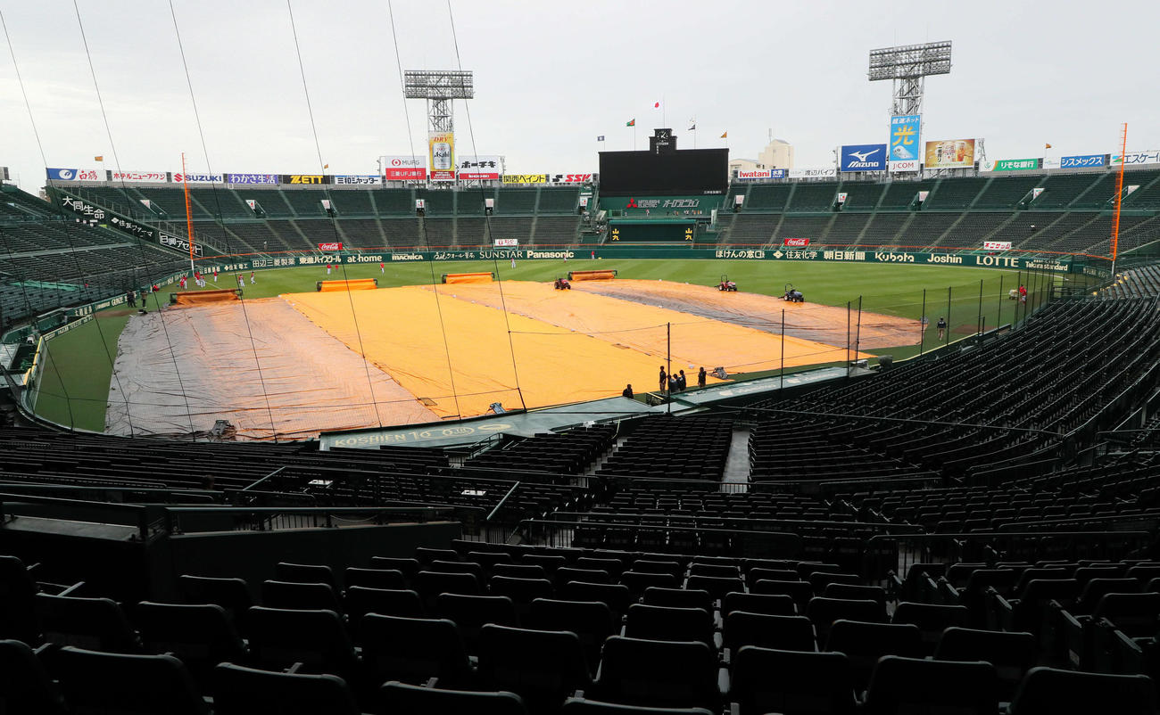 阪神対広島　GW最終日、甲子園のグラウンドにはシートが敷き詰められていたが、夜間の降雨が予想され開門を前に中止が発表された（撮影・宮崎幸一）