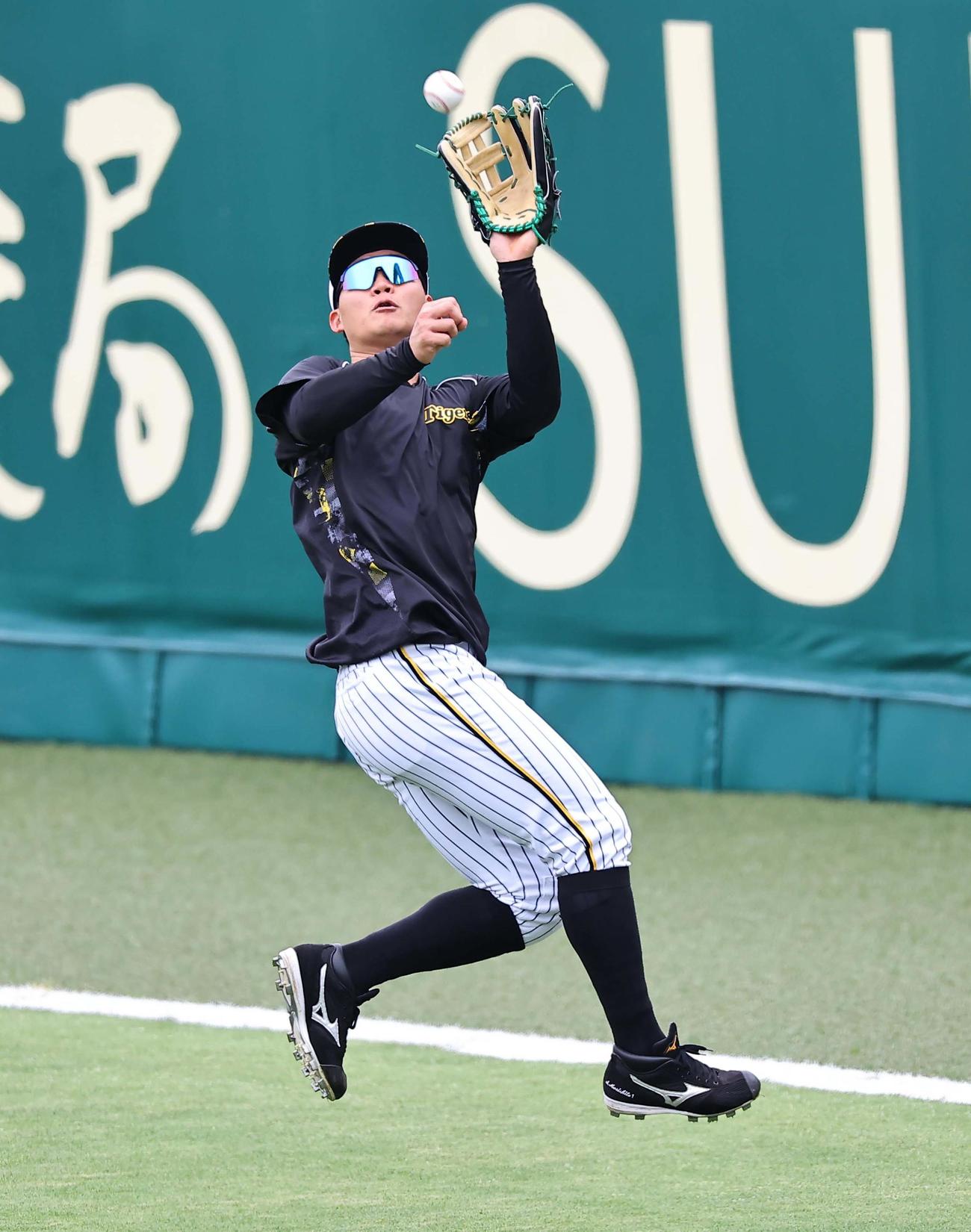 ノックを受ける森下（撮影・上田博志）