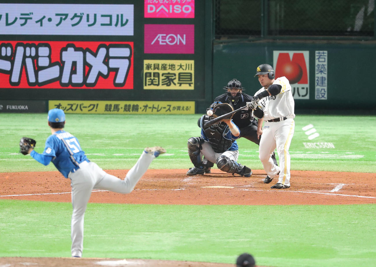 ソフトバンク対日本ハム　3回裏ソフトバンク無死一塁、山川は左越えに逆転となる2点本塁打を放つ（撮影・梅根麻紀）