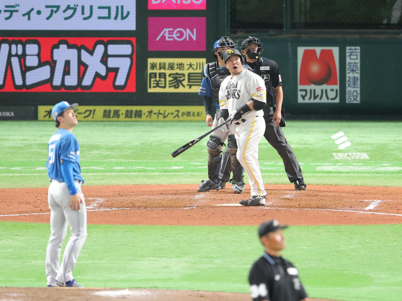 ソフトバンク対日本ハム　3回裏ソフトバンク無死一塁、山川は左越えに逆転となる2点本塁打を放つ（撮影・梅根麻紀）