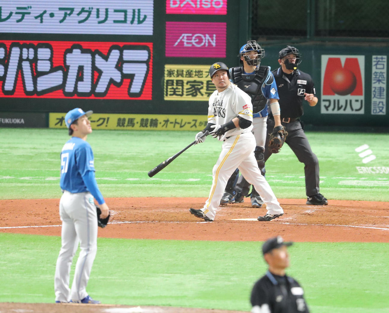 ソフトバンク対日本ハム　3回裏ソフトバンク無死一塁、山川は左越えに逆転となる2点本塁打を放つ（撮影・梅根麻紀）