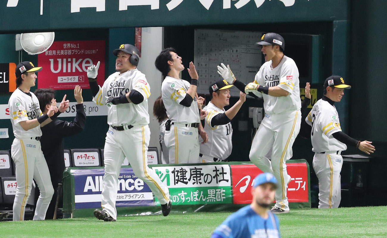ソフトバンク対日本ハム　3回裏ソフトバンク無死一塁、山川は左越えに逆転となる2点本塁打を放ちナインとハイタッチ（撮影・梅根麻紀）