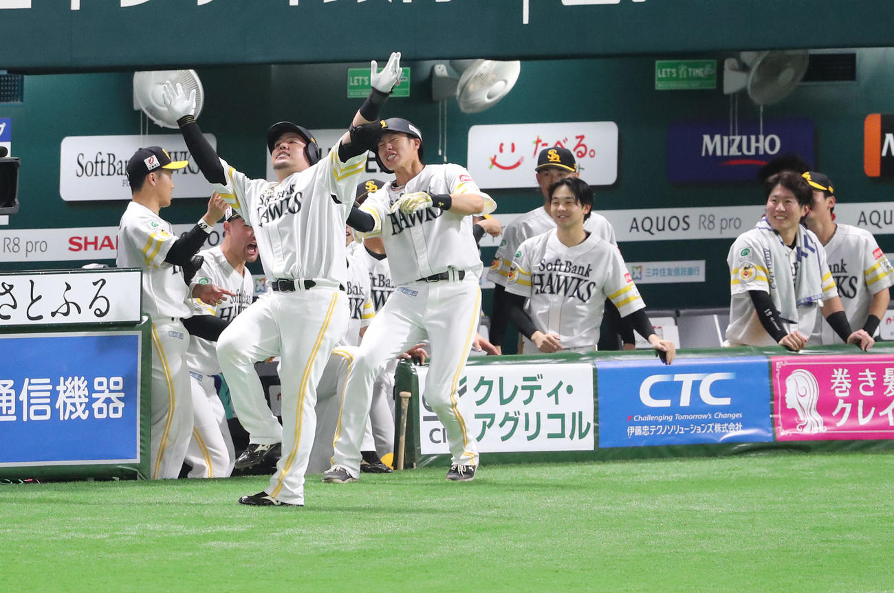 ソフトバンク対日本ハム　3回裏ソフトバンク無死一塁、山川は左越えに逆転となる2点本塁打を放ちポーズを決める（撮影・梅根麻紀）
