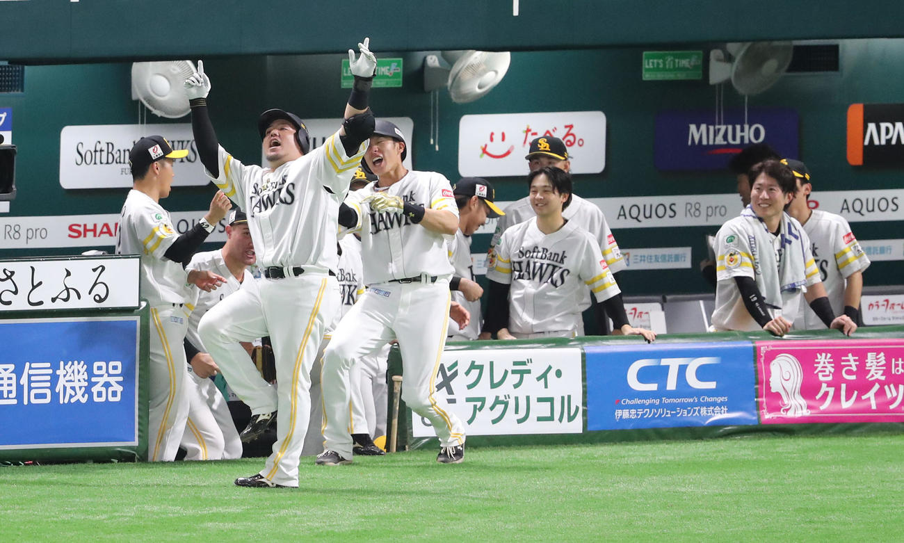 ソフトバンク対日本ハム　3回裏ソフトバンク無死一塁、山川は左越えに逆転となる2点本塁打を放ちポーズを決める（撮影・梅根麻紀）
