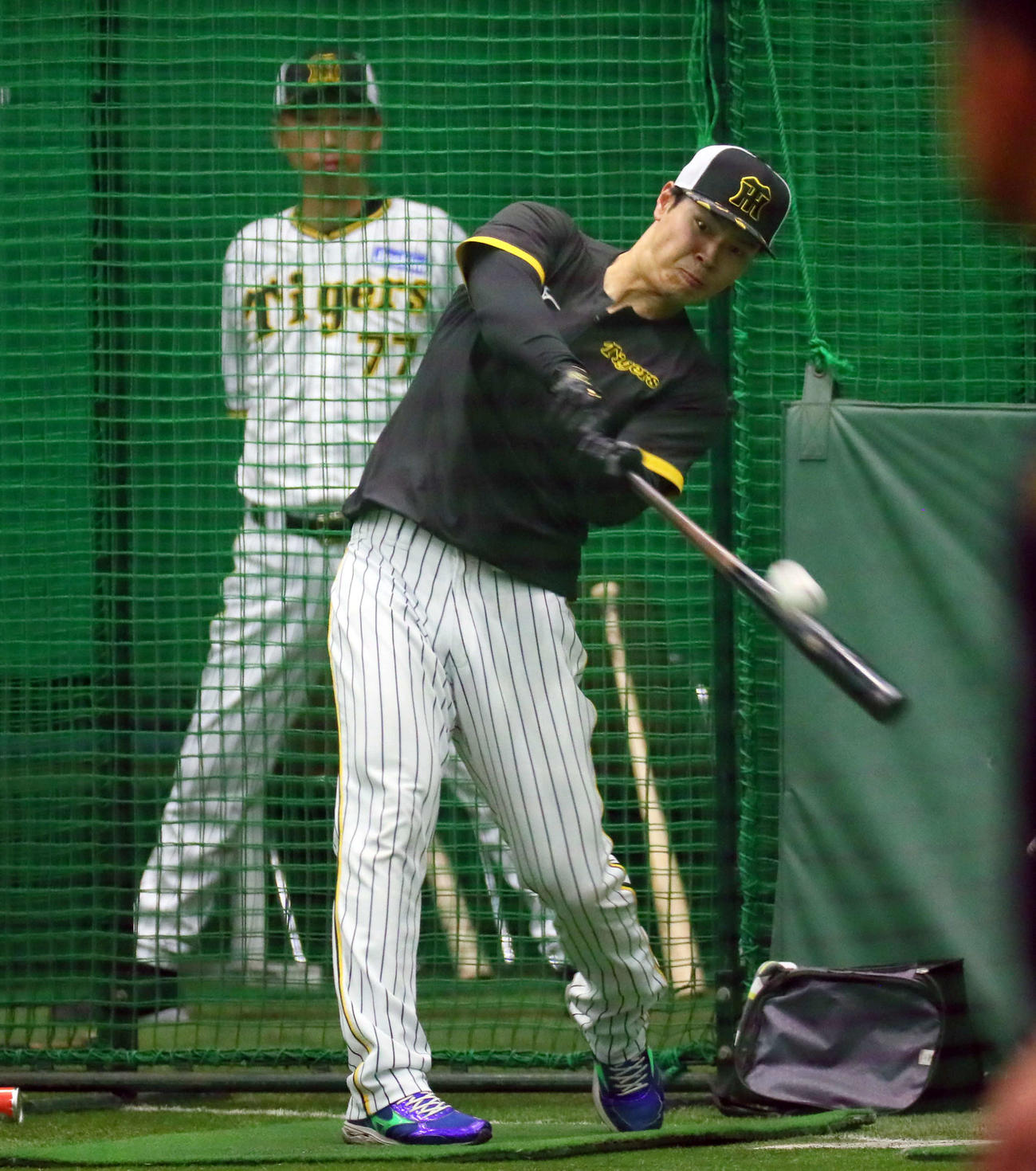 室内で打撃練習に励む佐藤輝（撮影・宮崎幸一）