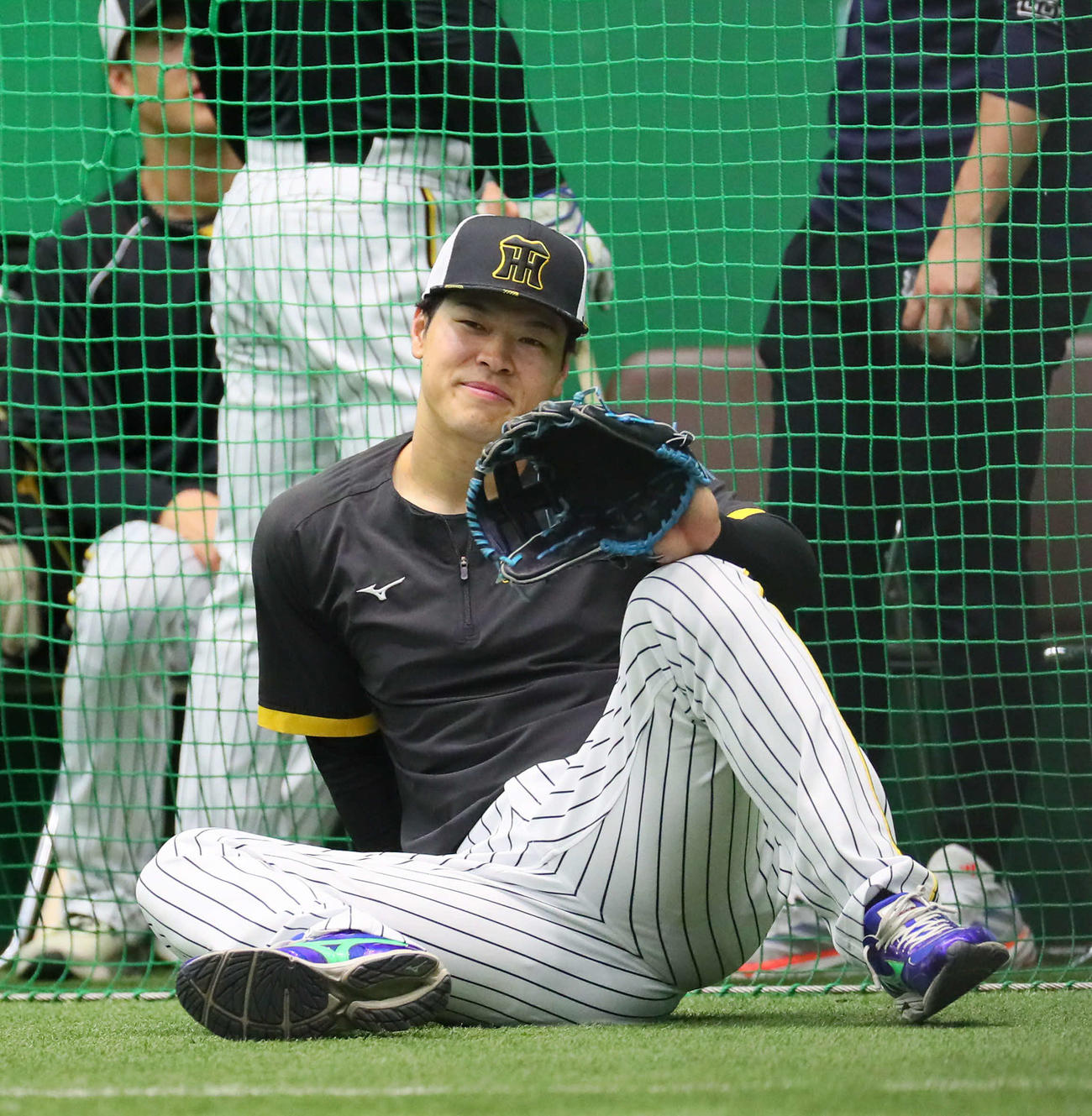 阪神対広島　室内でリラックスした笑顔を見せる佐藤輝（撮影・宮崎幸一）