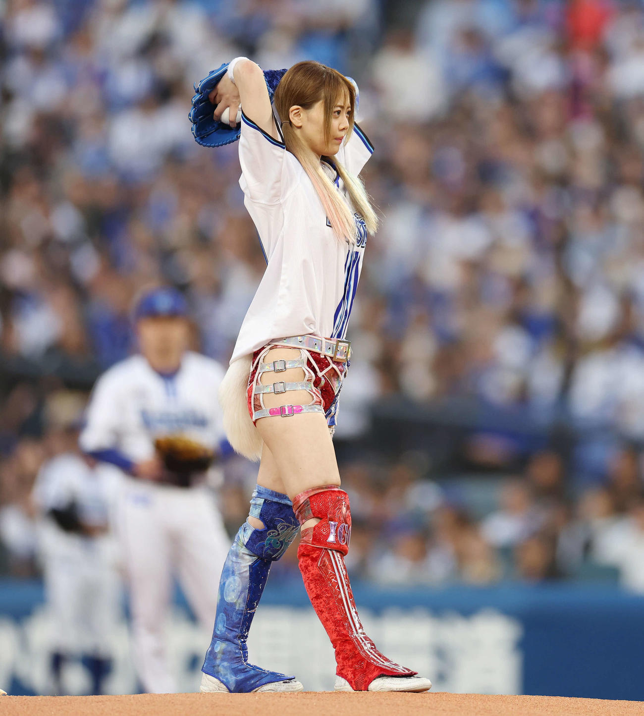 DeNA対ヤクルト　始球式を投げる岩谷麻優（撮影・宮地輝）