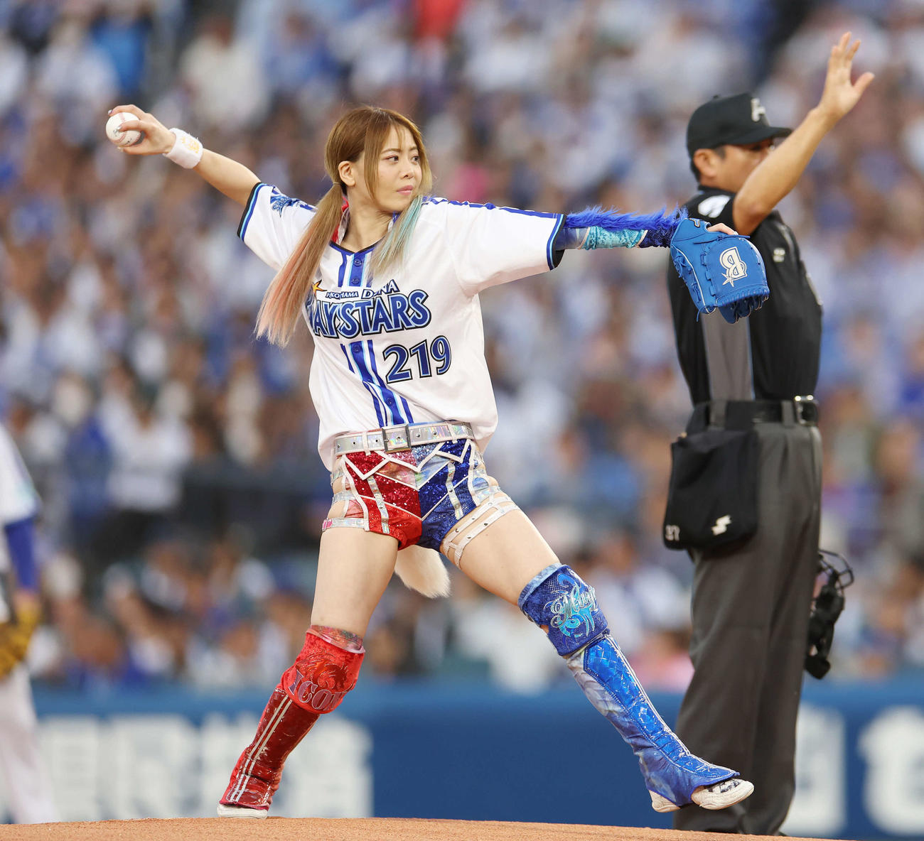 DeNA対ヤクルト　始球式を投げる岩谷麻優（撮影・宮地輝）