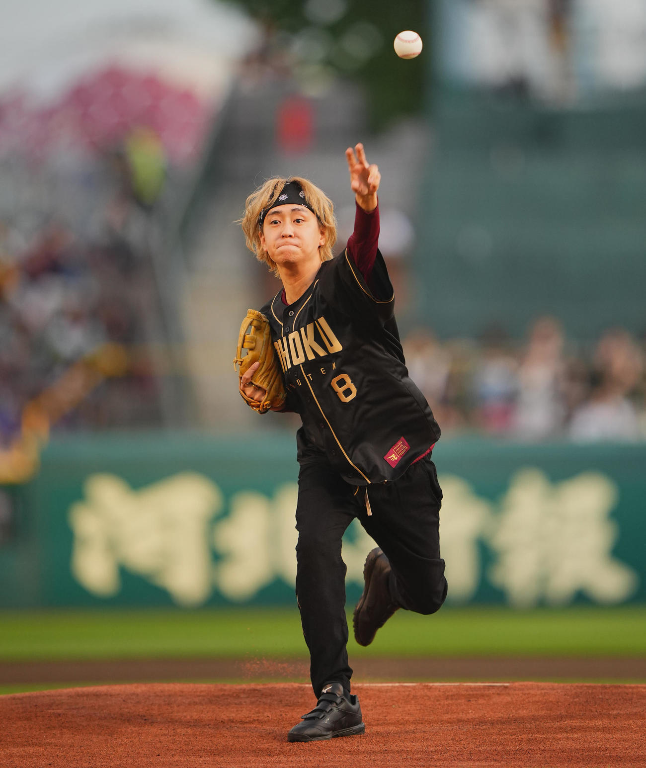 楽天対オリックス　セレモニアルピッチを務める八乙女光（撮影・垰建太）