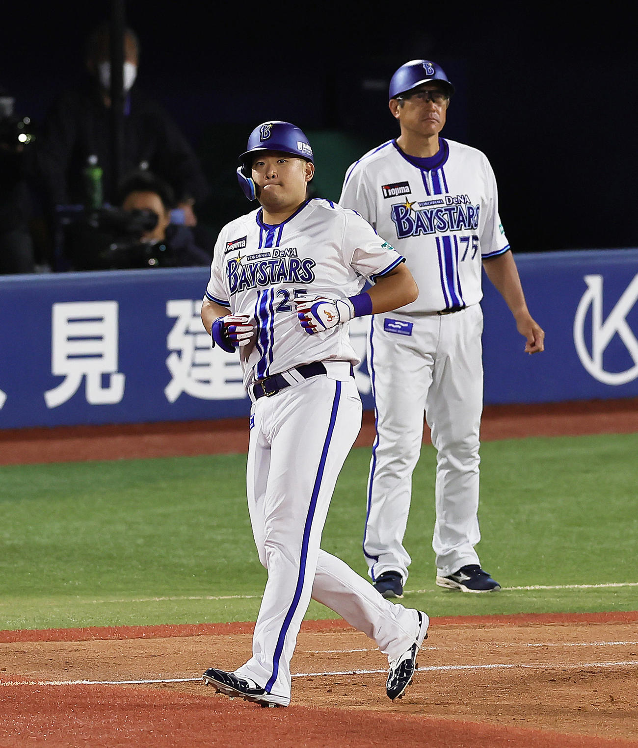 DeNA対ヤクルト　4回裏DeNA1死二塁、筒香（左）は中飛に倒れる（撮影・足立雅史）