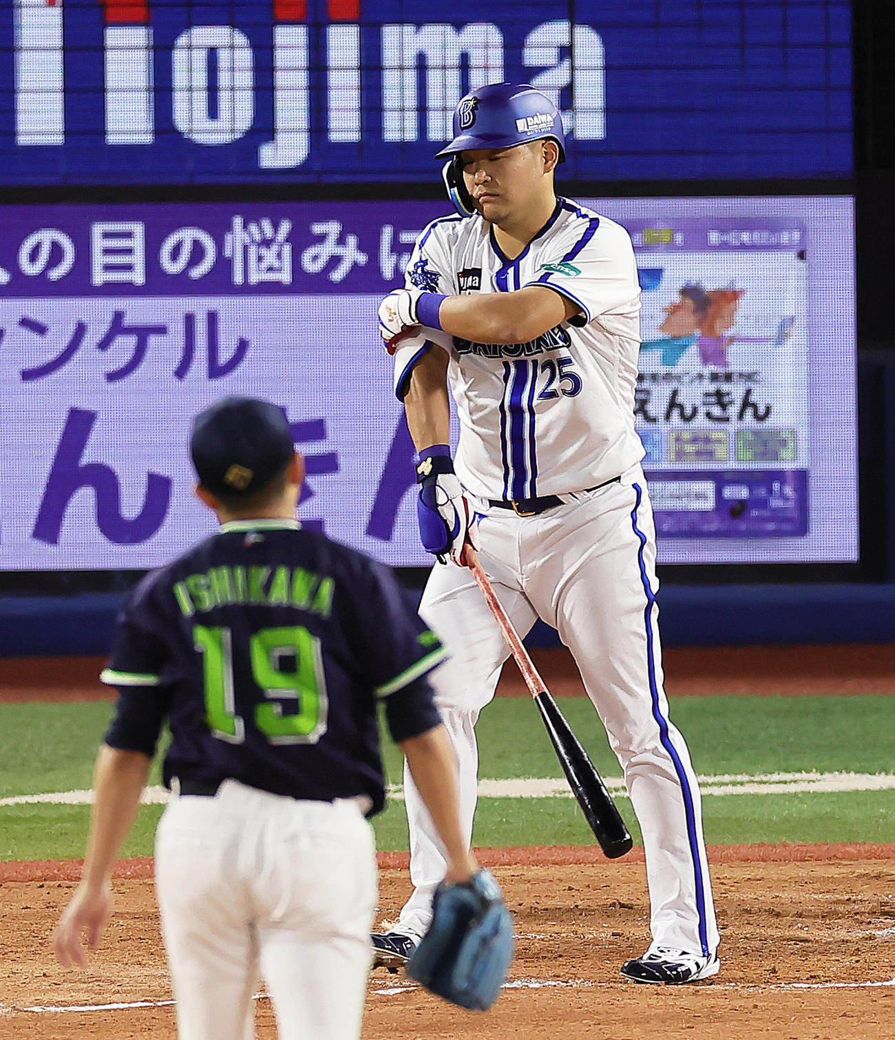DeNA対ヤクルト　2回裏DeNA1死二塁、四球で出塁する筒香。投手石川（撮影・足立雅史）