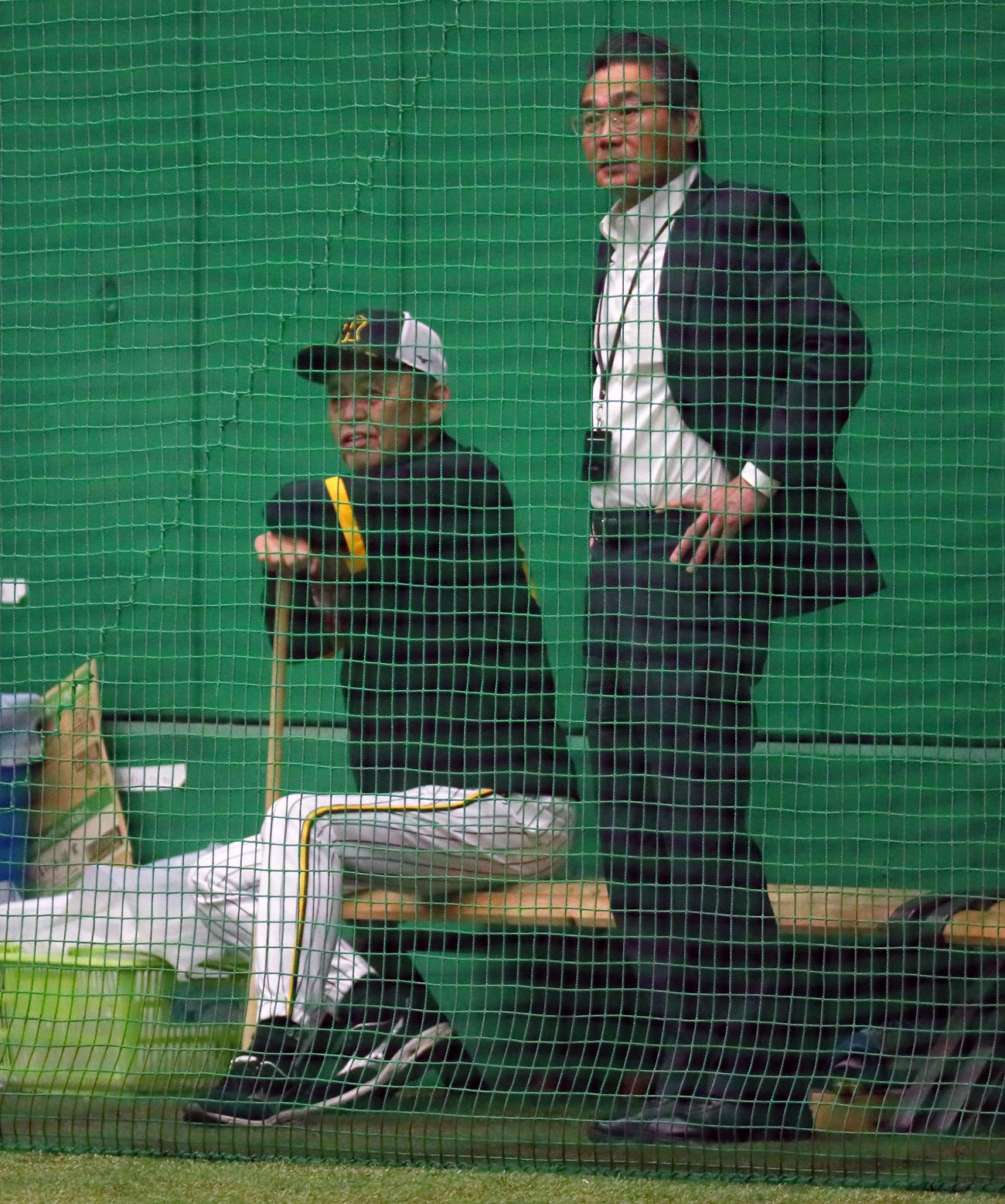 阪神対広島　嶌村球団本部長（右）と話し合う岡田監督（撮影・宮崎幸一）